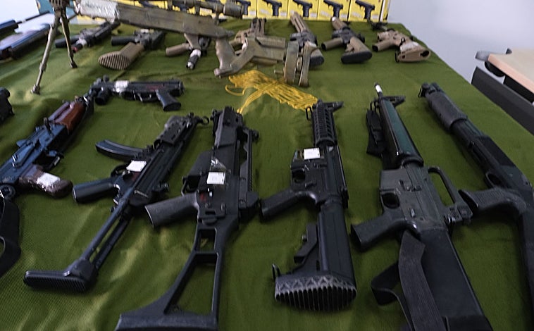 Imagen principal - Armas decomisadas en Cádiz.